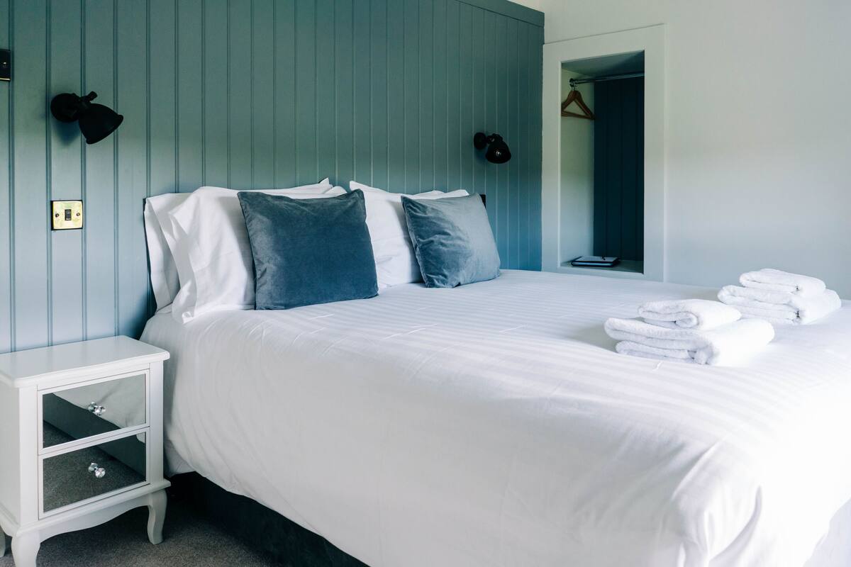 Travel cot, free WiFi, bed sheets