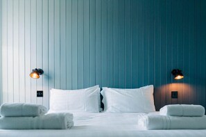 Travel cot, free WiFi, bed sheets