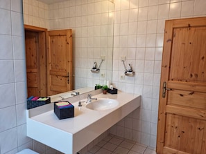 Shower, towels