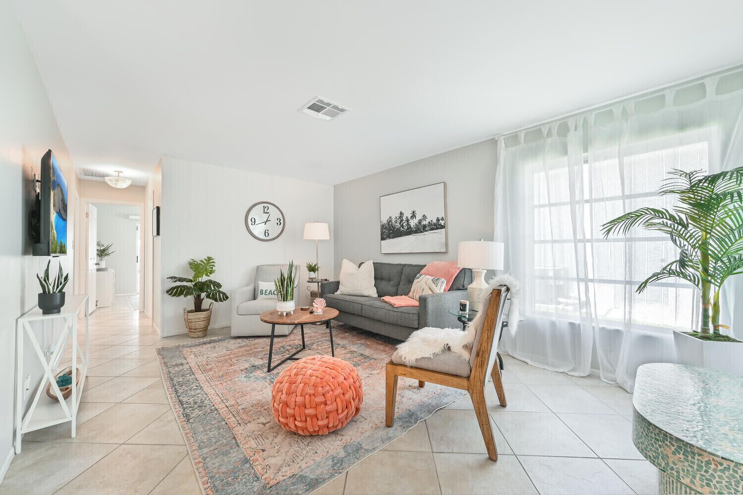 Remodeled home, new heated pool & baths. Walk to beach!Bonus cozy pool Cabana!