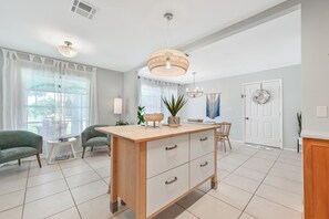 Interior - Walk to Beach Remodeled home, heated Pool w/ bonus Cabana Oasis! Free Bikes (Naples)