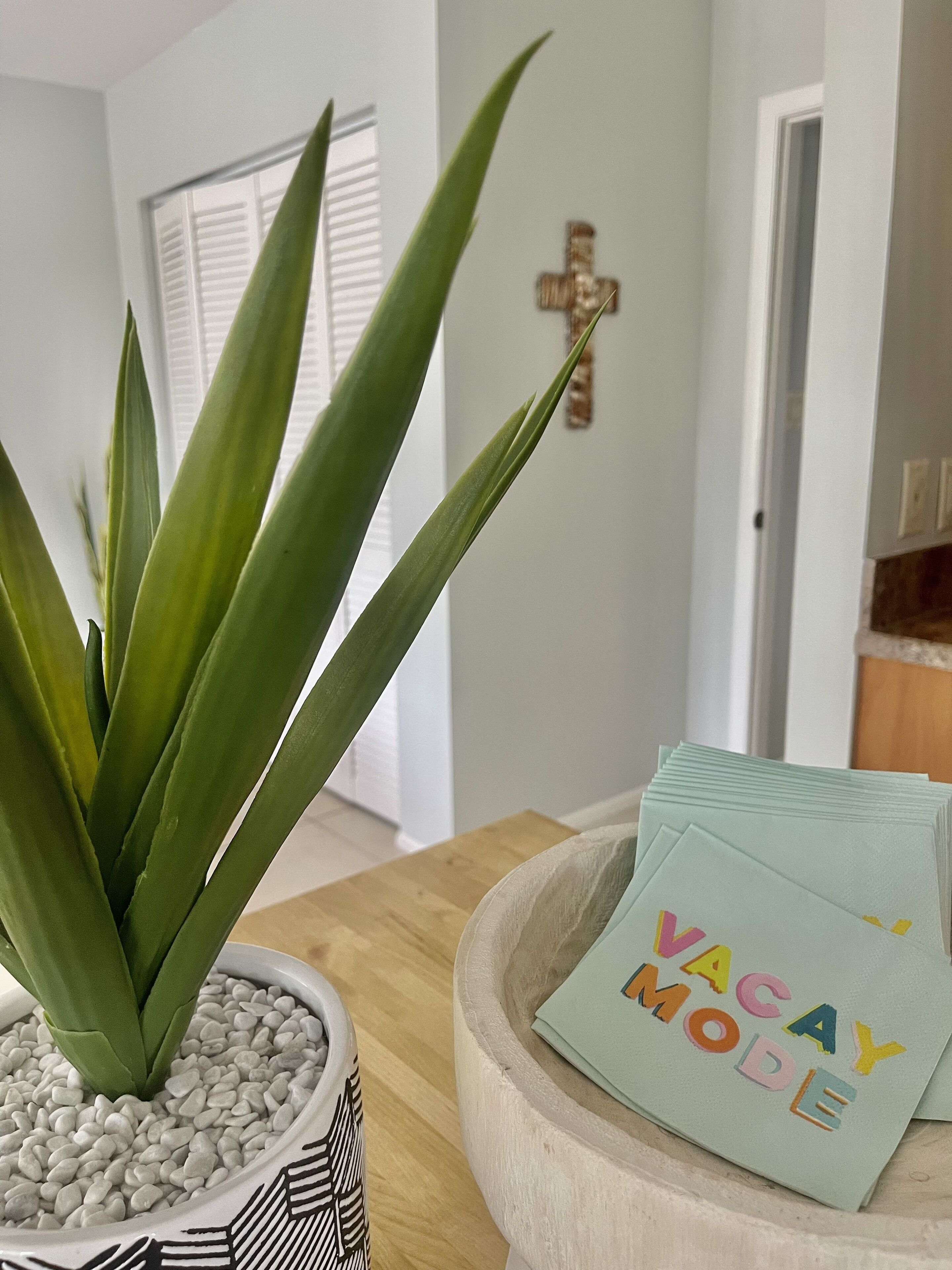 Remodeled home, new heated pool & baths. Walk to beach!Bonus cozy pool Cabana!