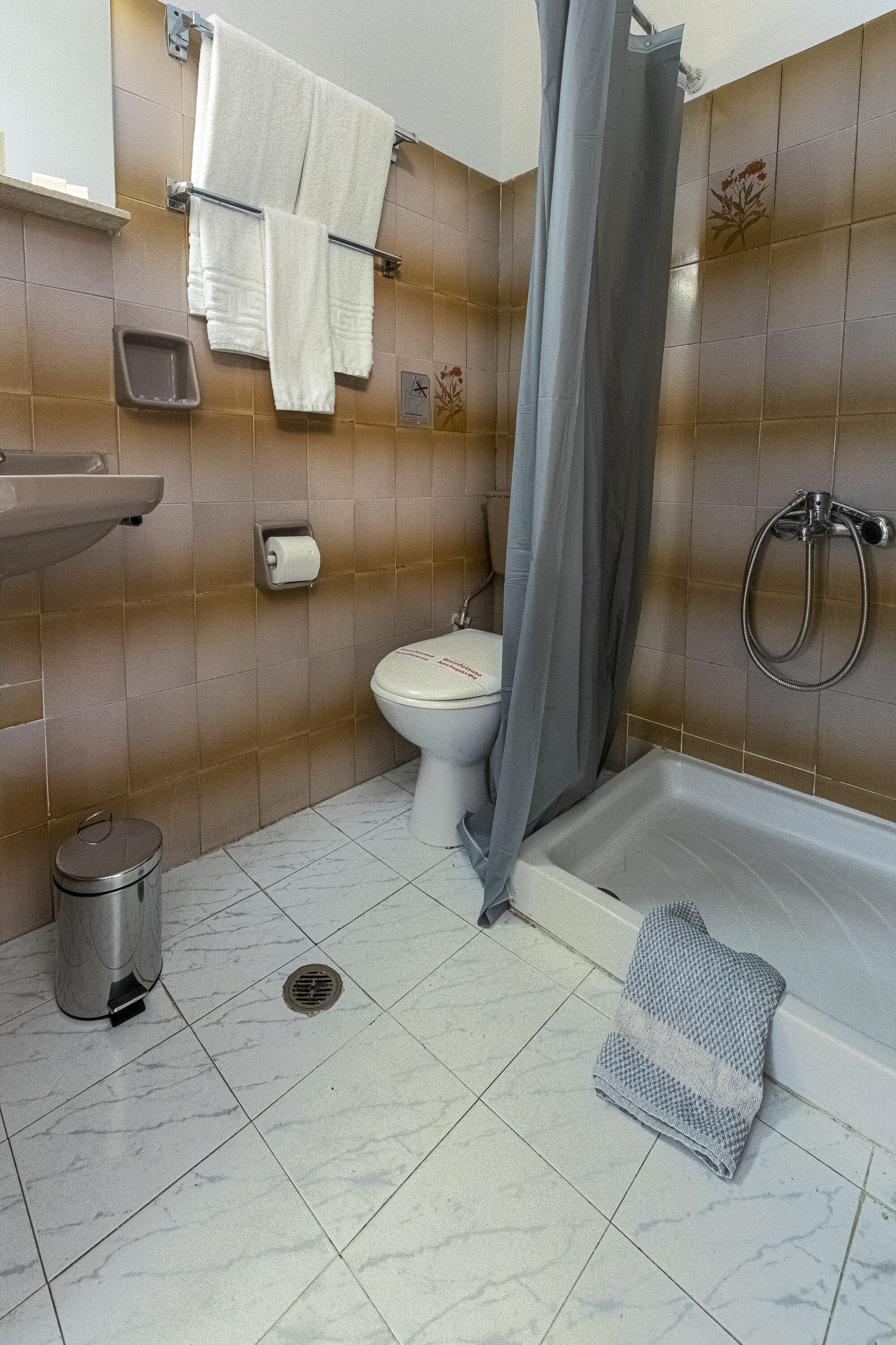standard triple room | bathroom | shower, hair dryer, towels, soap