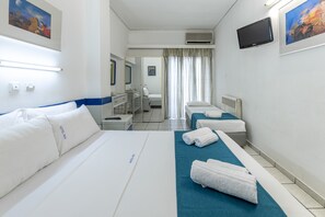 Habitación triple estándar | Escritorio, wifi gratis y ropa de cama