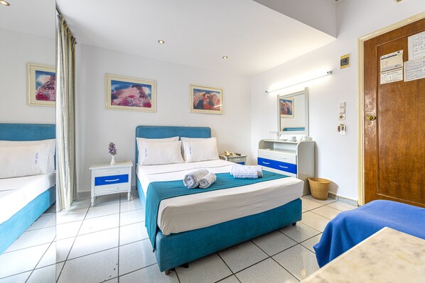 Standard Double Room | Desk, free WiFi, bed sheets - ROY Hotel (Athens)