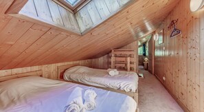 4 bedrooms, WiFi, bed sheets