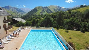 A swimming pool with lounge chairs and a view of mountains. - 50m from ski slopes, swimming pool, terrace, balcony, tv, ski locker, 30m², Saint Sorlin d'Arves (Saint-Sorlin-d'Arves)