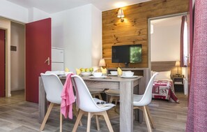 1 bedroom, bed sheets, wheelchair access