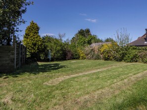 Cottage | Property grounds - Cobwebs (Kilgetty)