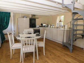 Cottage | Private kitchen | Fridge, dishwasher, electric kettle, toaster - Cobwebs (Kilgetty)