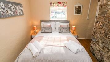 Cottage | 2 bedrooms, individually decorated, individually furnished, free WiFi