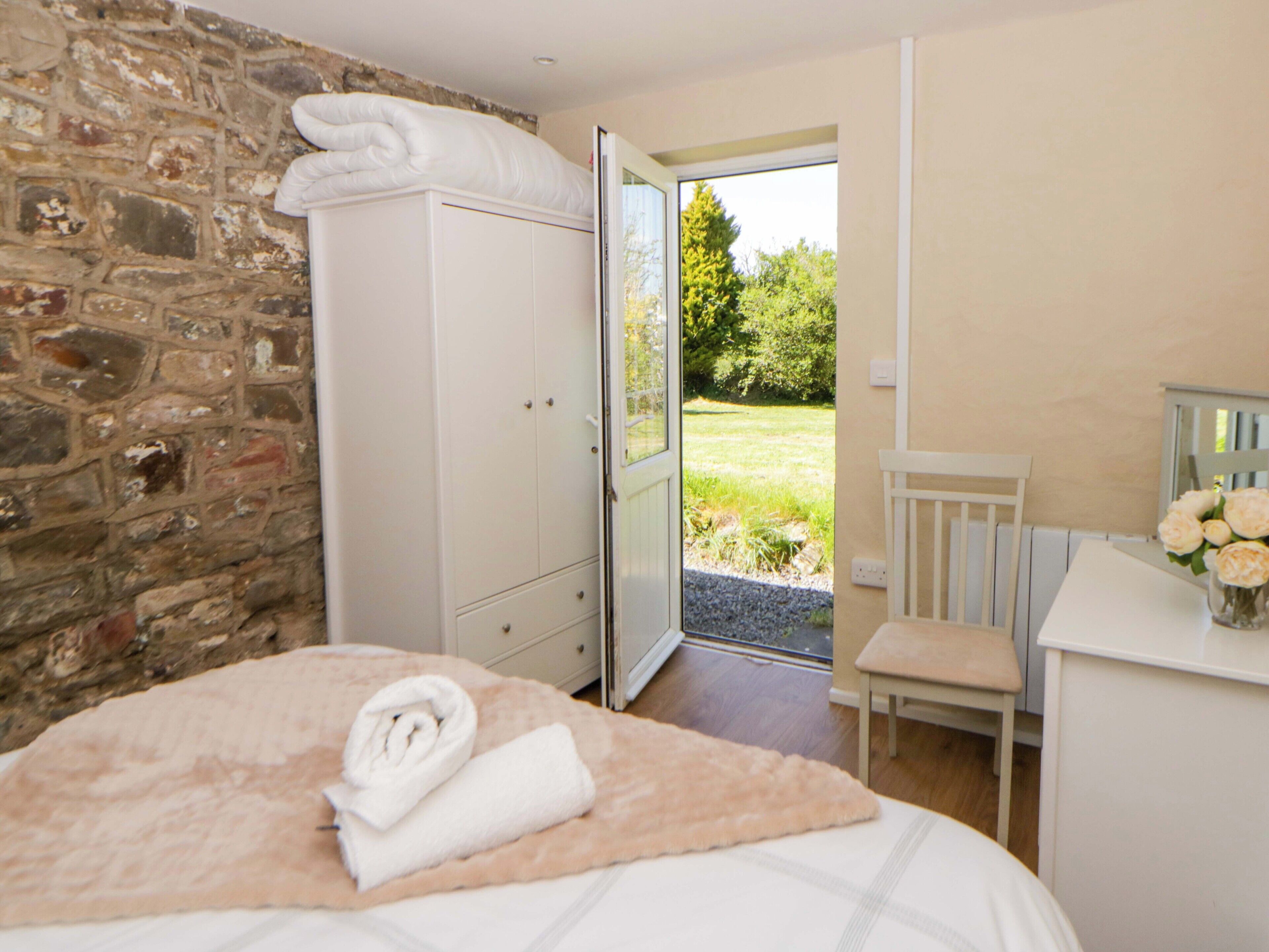 Cottage | 2 bedrooms, individually decorated, individually furnished, free WiFi