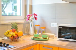 冷蔵庫、電子レンジ、オーブン、コンロ