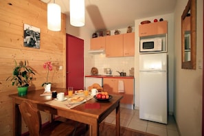 Fridge, microwave, dishwasher, coffee/tea maker - Fitness, swimming pool, terrace, balcony, parking, tv, ski locker, 21m², Cauterets (Cauterets)