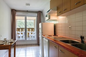 Fridge, microwave, dishwasher, coffee/tea maker - Fitness, swimming pool, terrace, balcony, parking, tv, ski locker, 21m², Cauterets (Cauterets)