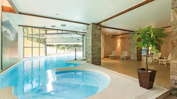 Una piscina cubierta, una piscina climatizada