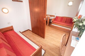 WiFi, bed sheets, wheelchair access