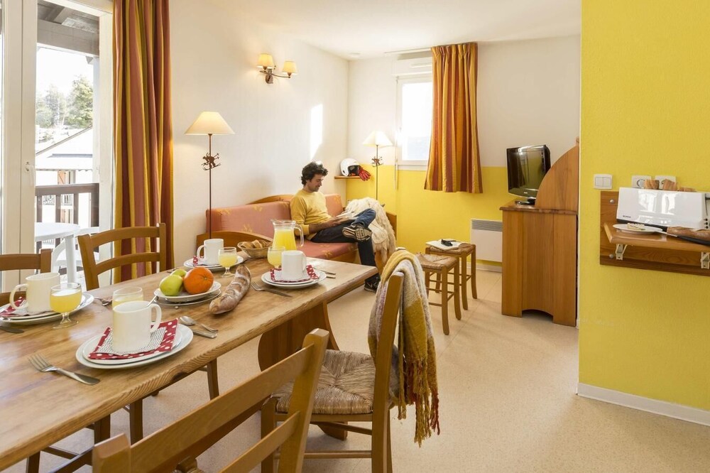 Wifi, schwimmbad, terrasse, balkon, parkmöglichkeiten, fernseher, schließfach für die skier, 26-30m²