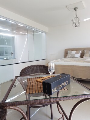 3 عدّة غرف نوم ومكواة/لوح كي وواي فاي وملاءات أسرّة