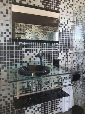 Banheira, banheira de hidromassagem, toalhas de banho, papel higiênico