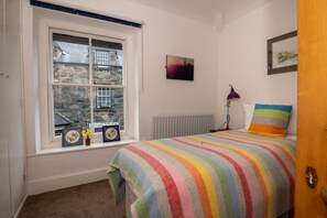 2 Schlafzimmer, Schreibtisch, Bügeleisen/Bügelbrett, Reisekinderbett