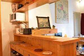 Interior - 50m from ski slopes, 1st floor, balcony, fireplace or stove, tv, ski locker, 60m², Méribel (Méribel - Les Allues)