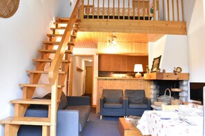 Fireplace - 50m from ski slopes, 1st floor, balcony, fireplace or stove, tv, ski locker, 60m², Méribel (Méribel - Les Allues)