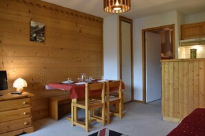 Dining - 100m from resort center, 2nd floor, view mountain, balcony, tv, 24m², Méribel (Méribel - Les Allues)