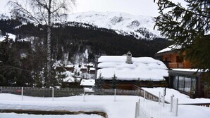 A snow-covered mountain landscape with a wooden cabin and a fenced area in the foreground. - 150m from resort center, 4th floor, balcony, ski locker, 26m², Méribel (Méribel - Les Allues)