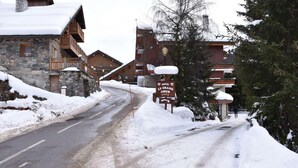 A snow-covered road leading to a hotel named "Le Grand Coeur." - 150m from resort center, 4th floor, balcony, ski locker, 26m², Méribel (Méribel - Les Allues)
