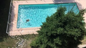 A rectangular swimming pool with a tiled deck, surrounded by a white fence. - 150m from resort center, 4th floor, balcony, ski locker, 26m², Méribel (Méribel - Les Allues)