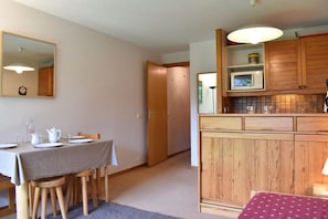 Fridge, microwave, oven, dishwasher - 150m from resort center, 4th floor, balcony, ski locker, 26m², Méribel (Méribel - Les Allues)