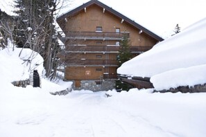 A wooden building with multiple balconies, surrounded by snow. - 150m from resort center, 4th floor, balcony, ski locker, 26m², Méribel (Méribel - Les Allues)