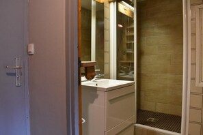 Shower - 20m from resort center, 6th floor, balcony, tv, 31m², Méribel (Méribel - Les Allues)