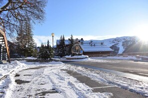 Property grounds - 300m from ski slopes, 3rd floor, view mountain, balcony, tv, ski locker, 33m², Méribel (Méribel - Les Allues)