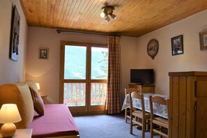 TV - 300m from ski slopes, 3rd floor, view mountain, balcony, tv, ski locker, 33m², Méribel (Méribel - Les Allues)