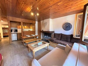 Fireplace - 100m from resort center, 2nd floor, balcony, fireplace or stove, tv, ski locker, 40m², Méribel (Méribel - Les Allues)