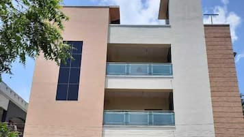 Vista frontal de la propiedad