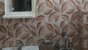 Un bany amb finestra, un lavabo i una dutxa.