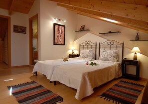 3 bedrooms, desk, iron/ironing board, free WiFi