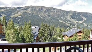 A mountain view from a balcony with houses and trees in the foreground. - 100m from ski slopes, 3rd floor, balcony, tv, 28m², Méribel (Méribel - Les Allues)