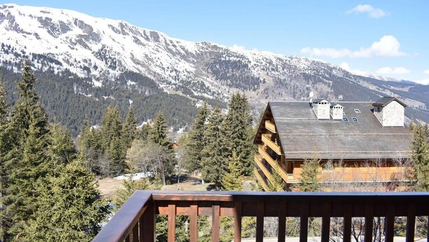 A wooden chalet with a balcony overlooking a snowy mountain range and forested valley. - 100m from ski slopes, 2nd floor, balcony, ski locker, 60m², Méribel (Méribel - Les Allues)