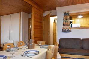 Dining - 200m from shops, 3rd floor, balcony, fireplace or stove, ski locker, 45m², Méribel (Méribel - Les Allues)