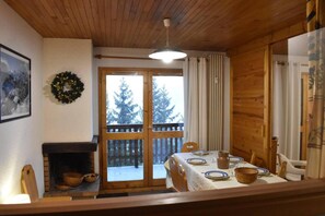 Dining - 200m from shops, 3rd floor, balcony, fireplace or stove, ski locker, 45m², Méribel (Méribel - Les Allues)