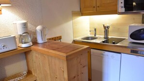 A compact kitchen with a toaster, coffee maker, sink, and dishwasher. - 200m from shops, 1st floor, view mountain, balcony, ski locker, 28m², Méribel (Méribel - Les Allues)