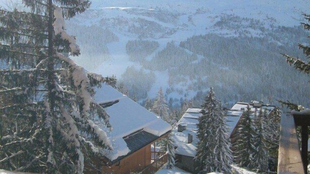 A snow-covered mountain landscape with a cabin and trees. - 200m from shops, 1st floor, view mountain, balcony, ski locker, 28m², Méribel (Méribel - Les Allues)