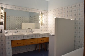 Bathtub - 200m from shops, 4th floor, balcony, ski locker, 120m², Méribel (Méribel - Les Allues)