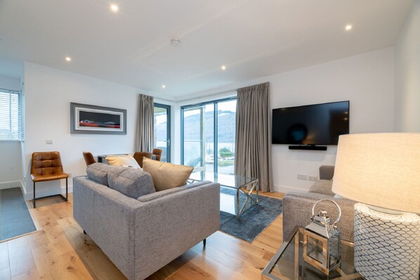 Departamento, 1 cama Queen size | Sala de estar | Televisión de 30 pulgadas con canales por cable 