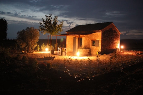 Comfort Room | In-room safe, individually decorated, individually furnished. Mas Dansavan