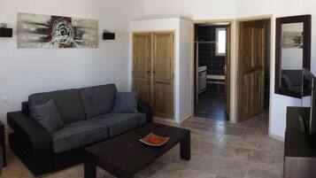 Habitación cuádruple Confort | Caja de seguridad en la habitación y decoración personalizada